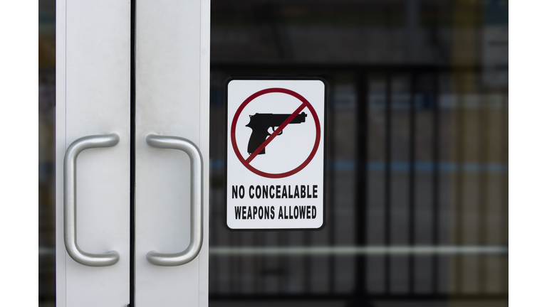 NO CONCEALABLE WEAPONS ALLOWED sign on door on public building