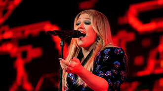Kelly Clarkson Brings Jelly Roll To Tears With "Save Me" Cover