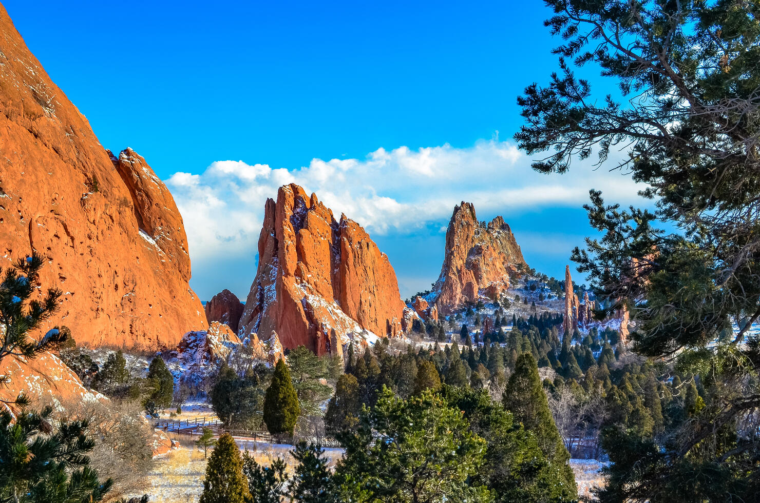 Garden of the Gods park and Pikes Peak