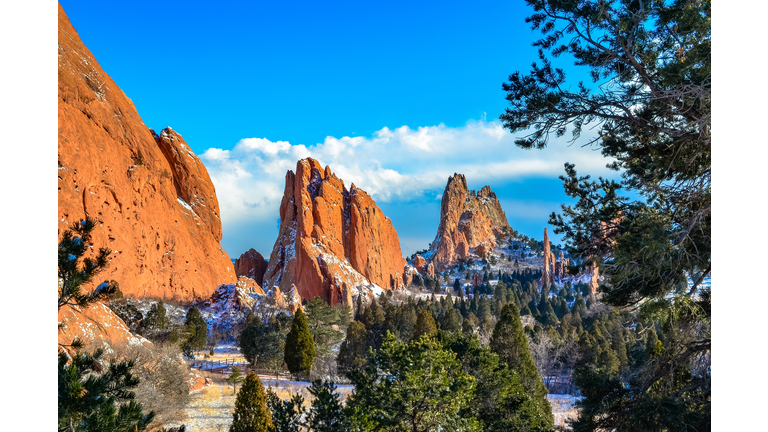 Garden of the Gods park and Pikes Peak