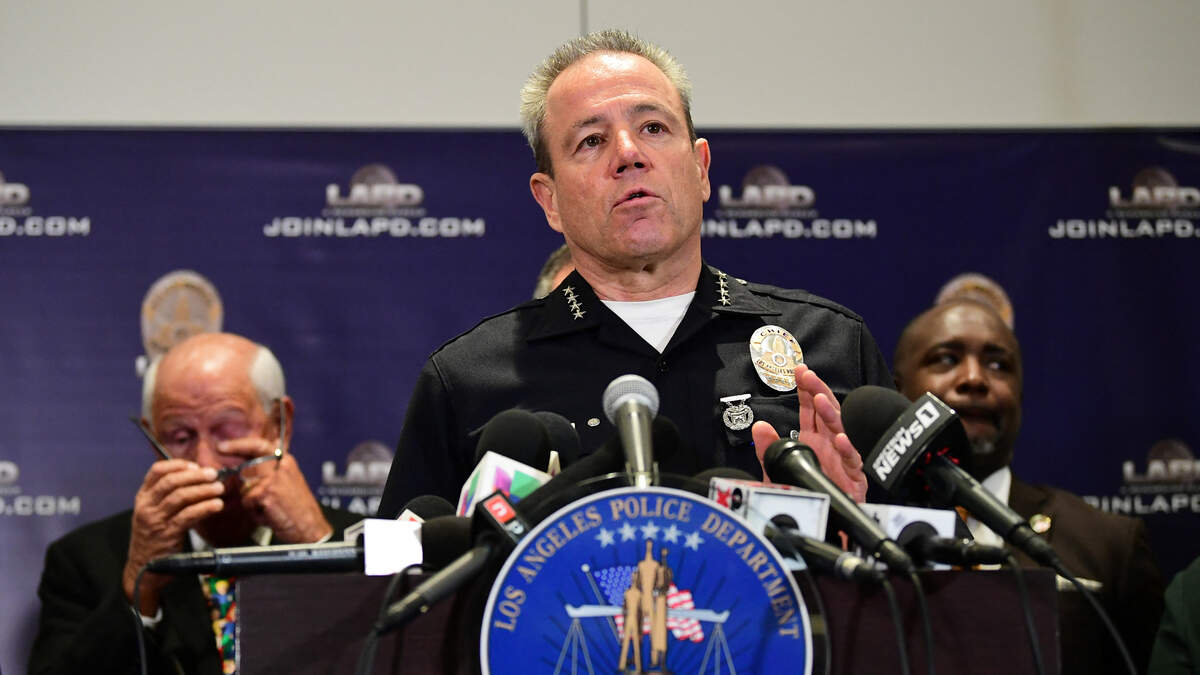 迈克尔·摩尔在最后一天担任洛杉矶警察局局长，并迈入退休生活