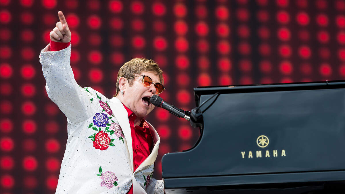 Der legendäre Sänger Elton John feiert heute seinen 77. Geburtstag