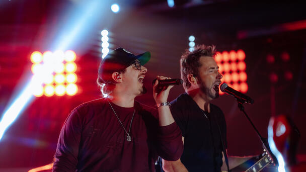 "Truck Bed": Hardy teams with Nickelback on CMT Crossroads 