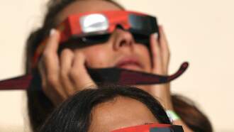 Protege Tus Ojos Para Ver El Eclipse