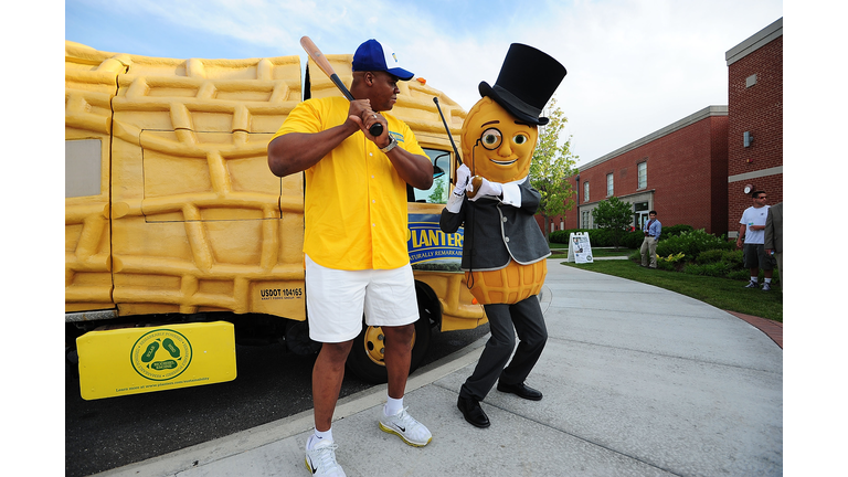 Frank Thomas & Mr. Peanut Surprise Softball Team Celebrate Four New Peanut Flavors