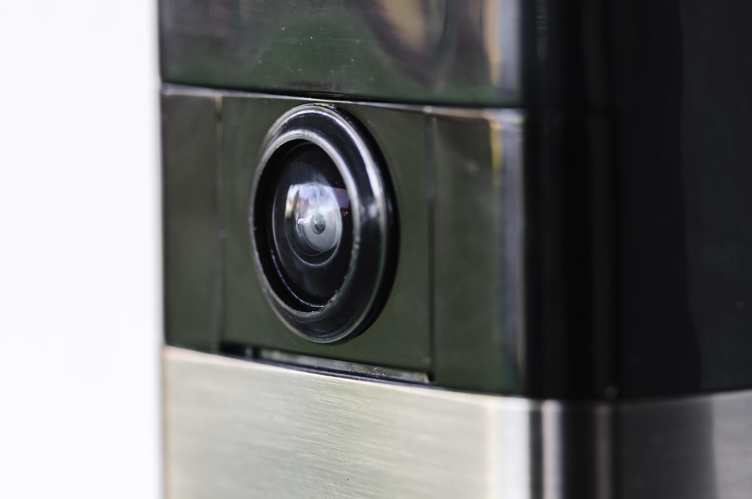 Internet video doorbell which records video of movement and alerts users via their smartphone