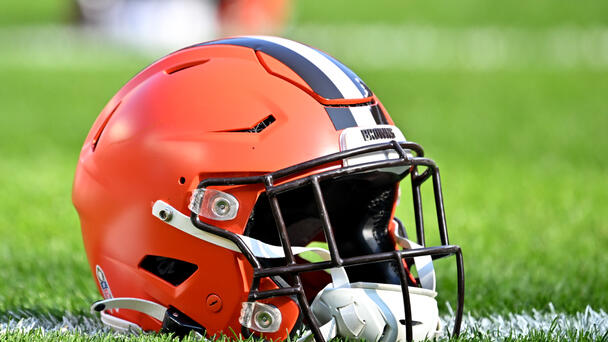 Browns Bring Back The White Facemasks!
