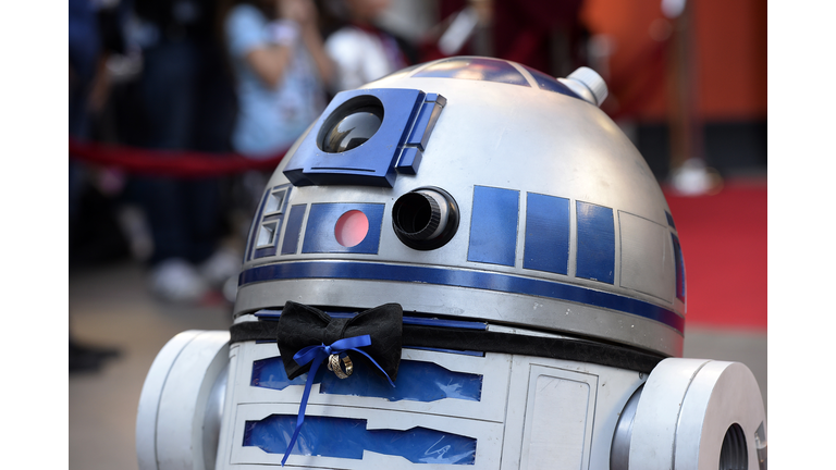 Two "Star Wars" Fans Get Married In The Forecourt Of The TCL Chinese Theatre