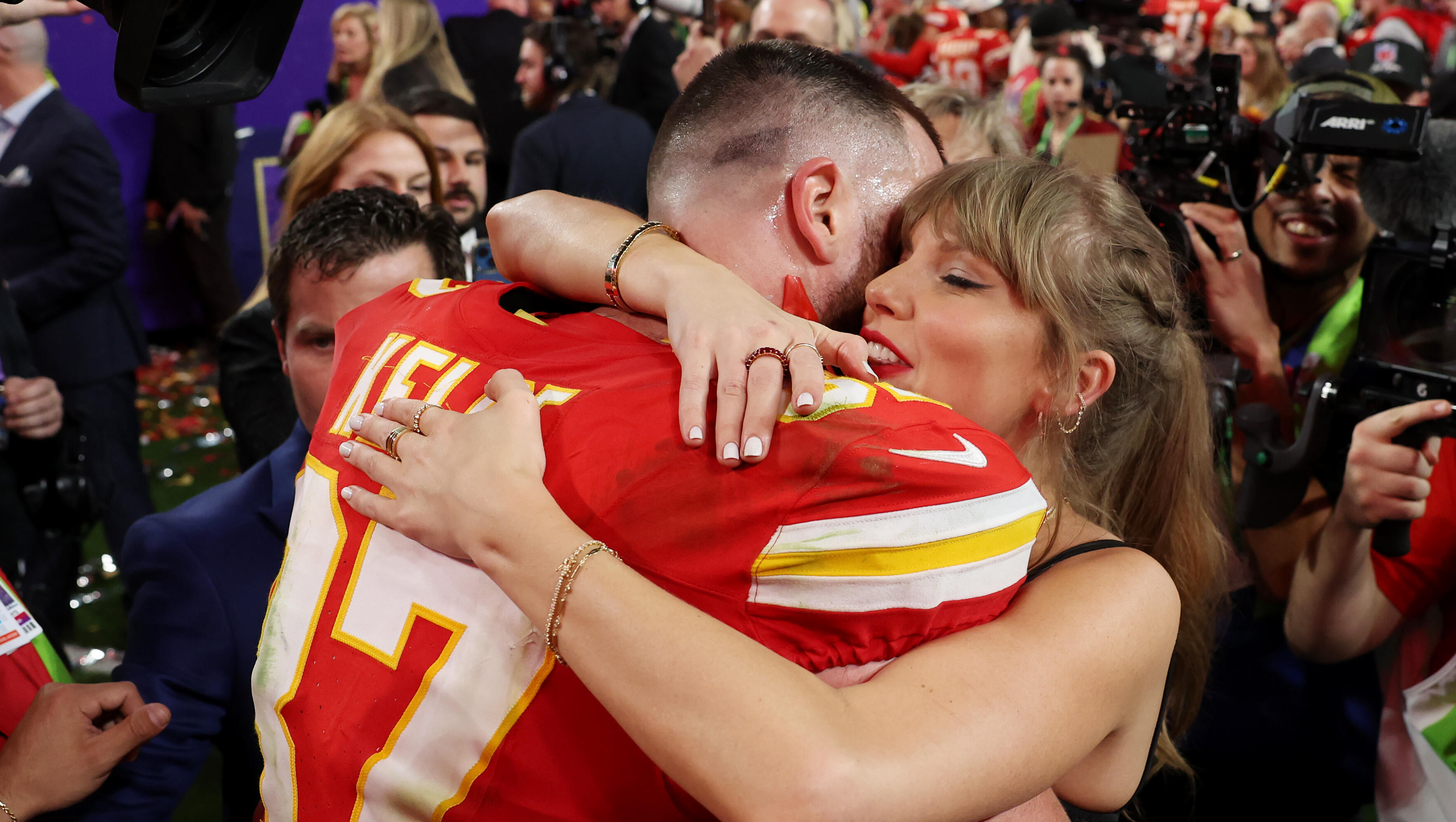 Taylor Swift & Travis Kelce Sit On The Same Side Of The Booth 