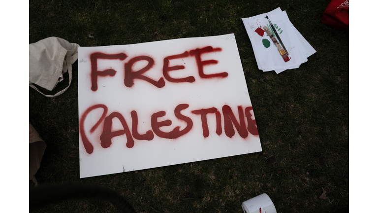 University Of Chicago Students Set Up Tent Encampment In Support Of Palestine