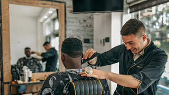 Man Helps Homeless Community With Free Haircuts, Lunch