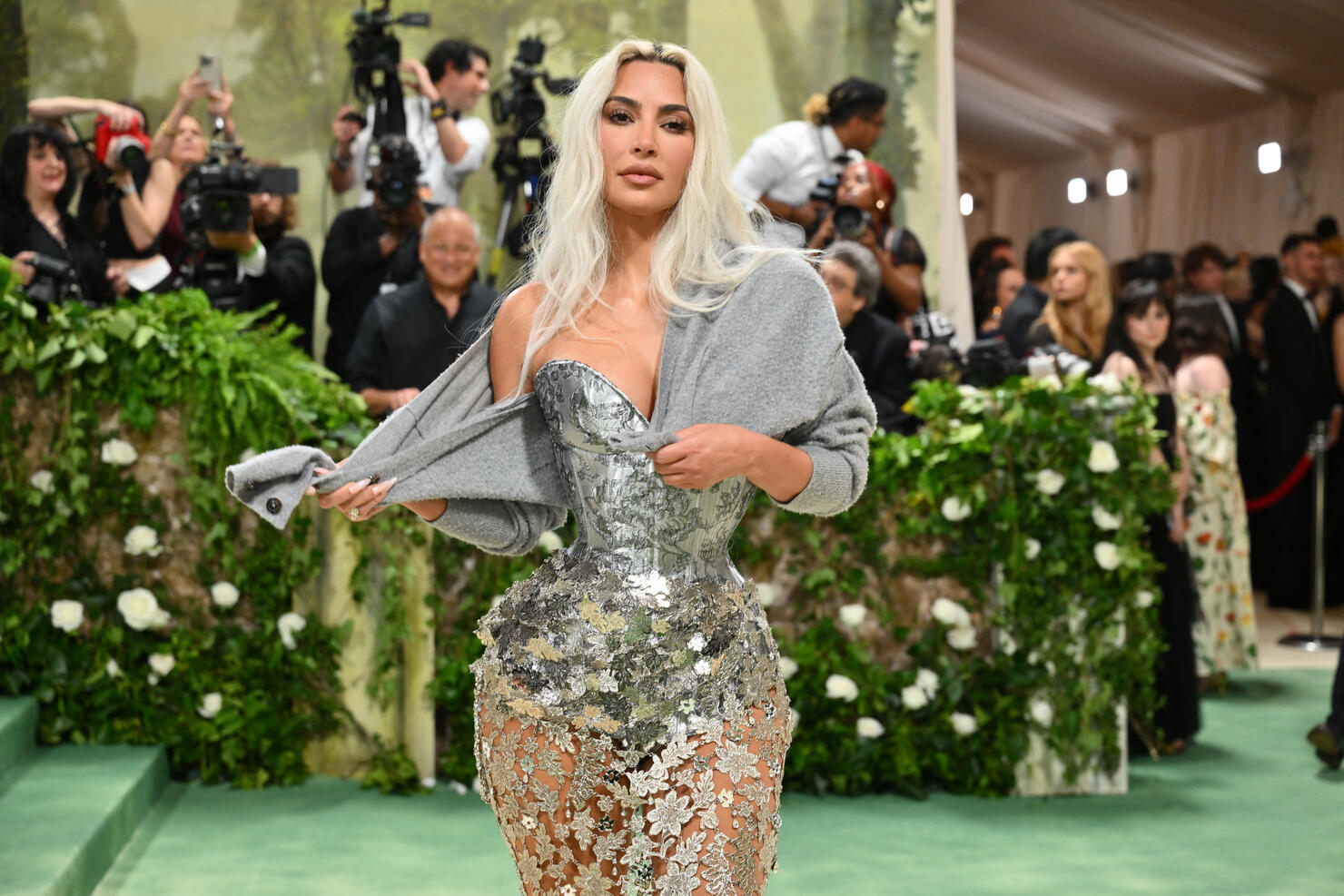 TOPSHOT-US-ENTERTAINMENT-FASHION-METGALA-CELEBRITY-MUSEUM