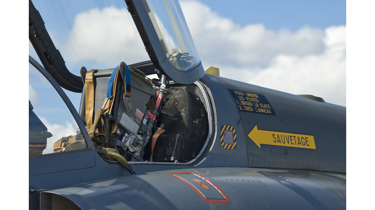 Ejector seat and cockpit