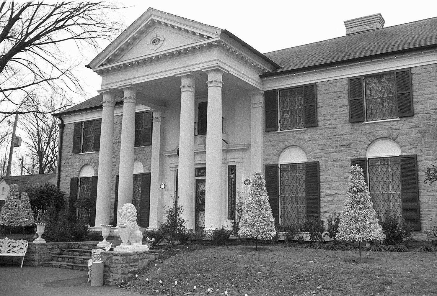 PEOPLE-PRESLEY-GRACELAND