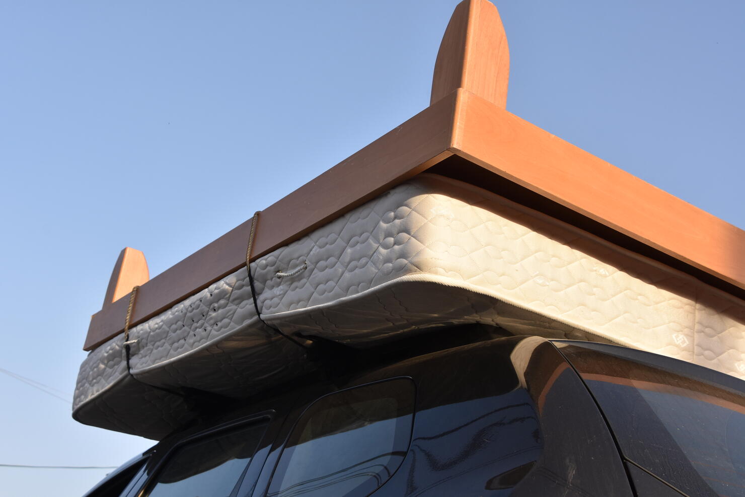 Moving a bed on the roof of a car