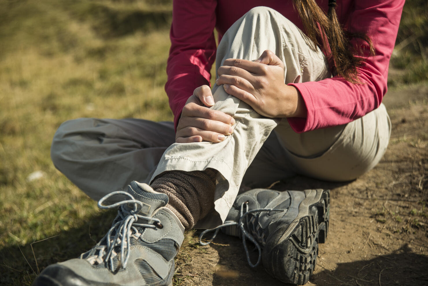 Austria, Tyrol, Tannheimer Tal, injured young woman on hiking tour