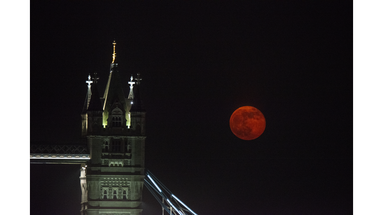 London Man Spots Strange 'Long Object' Traversing the Moon