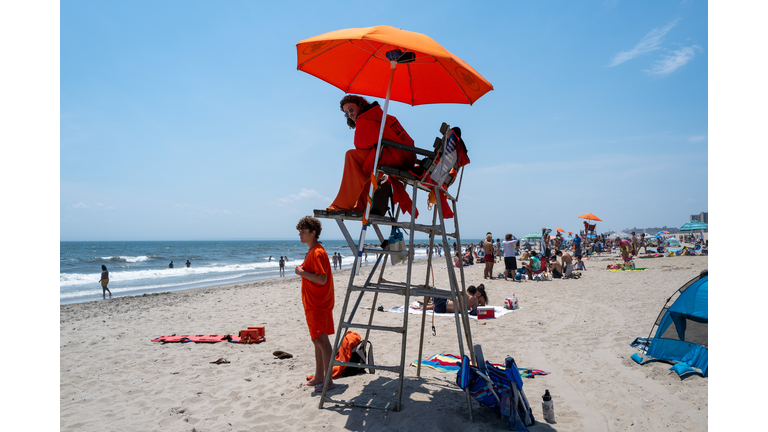 New Yorkers Try To Beat The Heat As High Temperatures Return