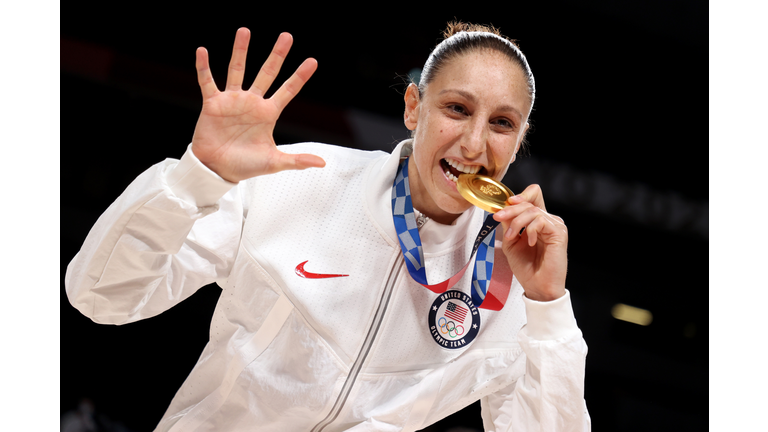Women's Basketball Medal Ceremony - Olympics: Day 16