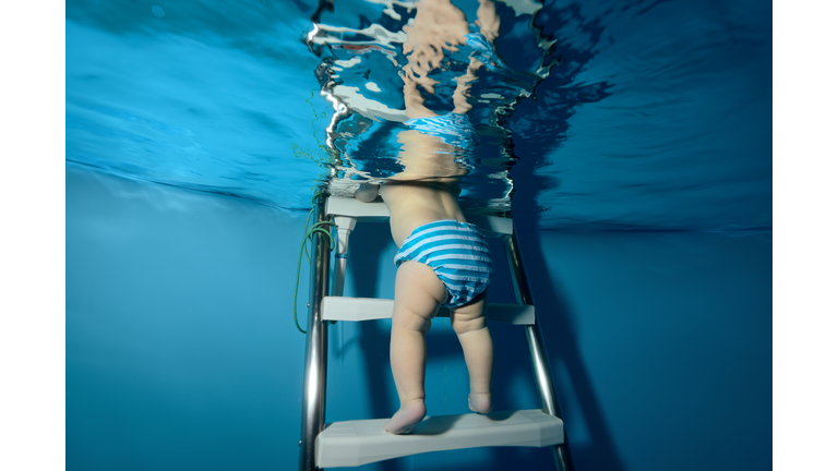 The baby down the stairs into the pool. The view from under the water