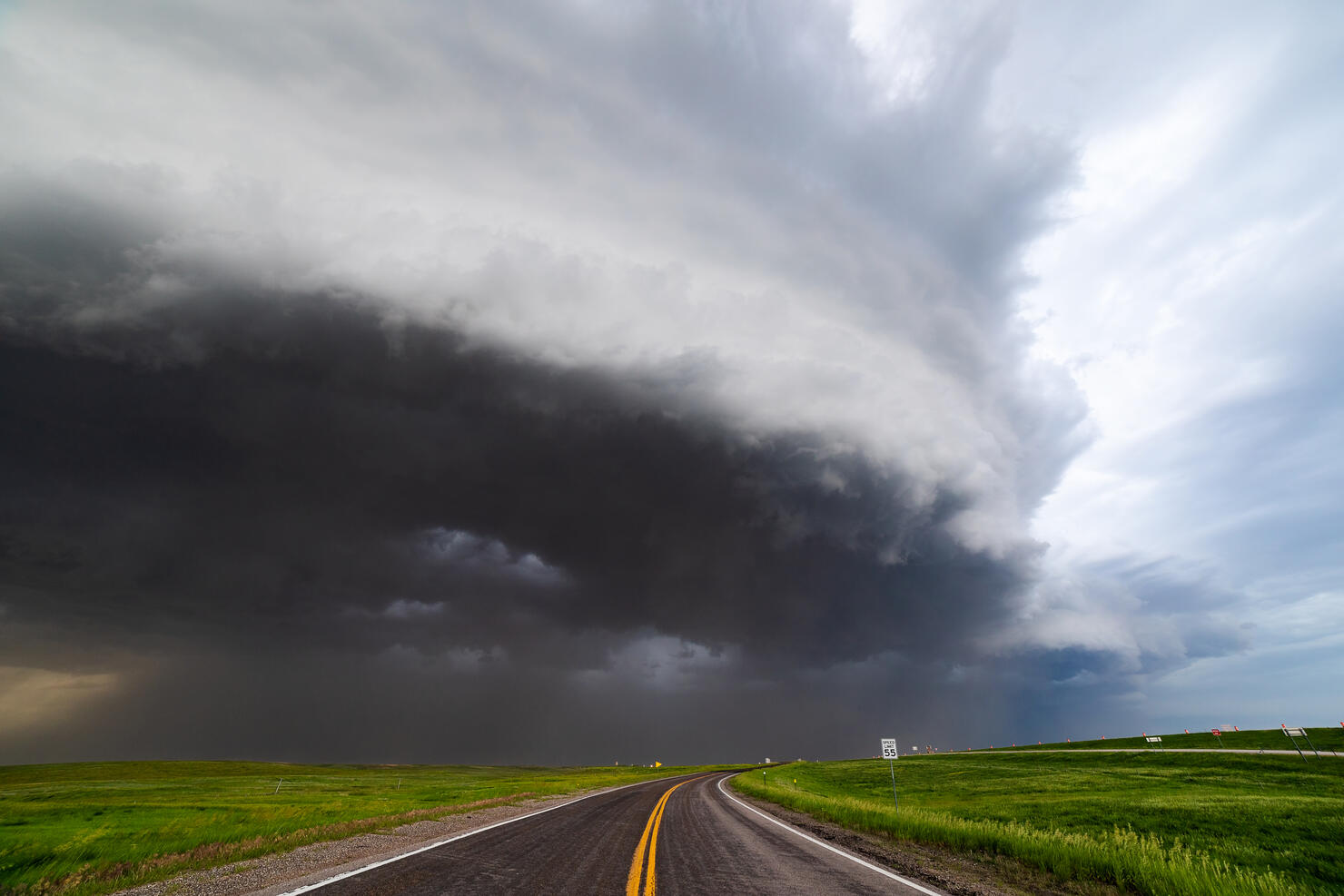 Derecho storm with shelf cloud approaching