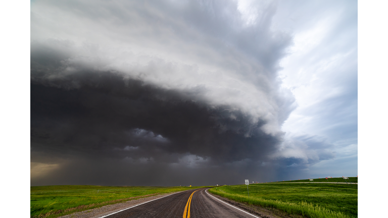 Derecho storm with shelf cloud approaching