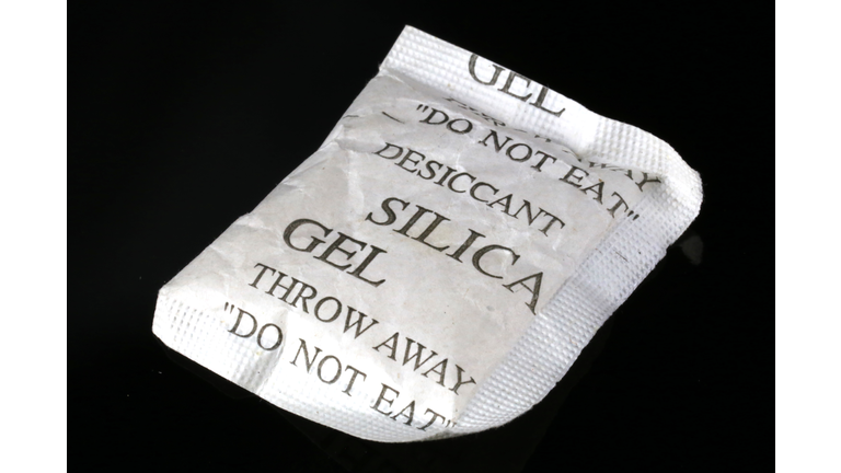 Silica pouch to absorb moisture