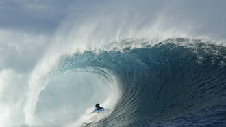 🌊🏄‍♂️ See The Gravity-Defying Surf Shot That Will Blow Your Mind! 😲