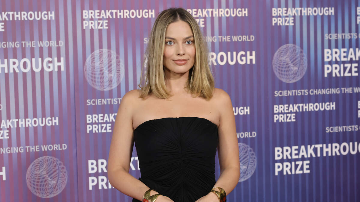 Margot Robbie Shows Off Baby Bump in Italy | KISS 95-7 | Courtney ...