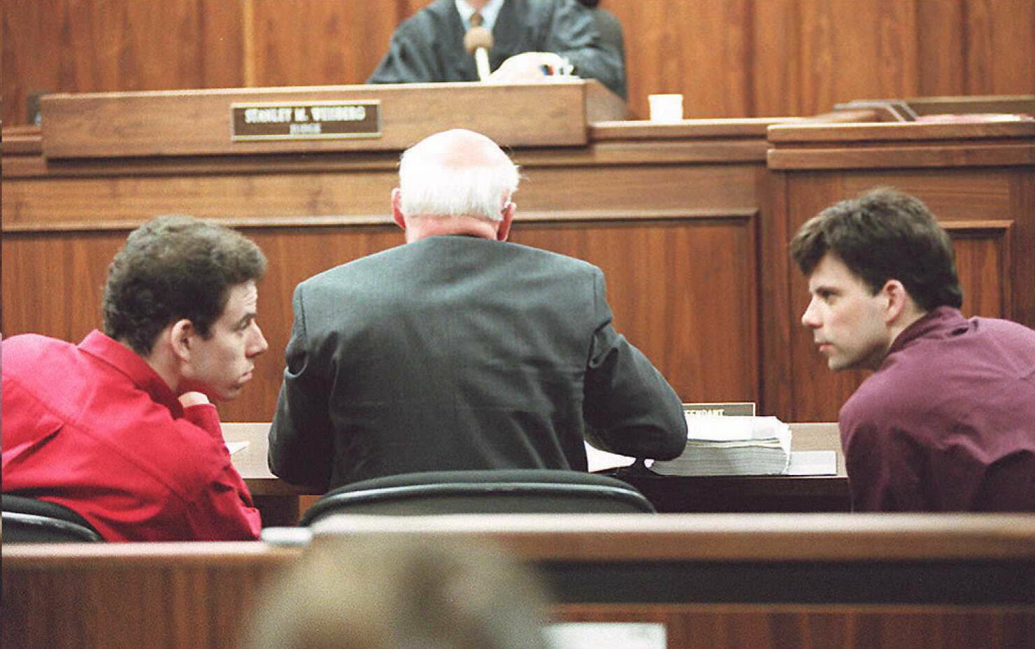 Erik (L) and Lyle (R) Menendez converse in the cou
