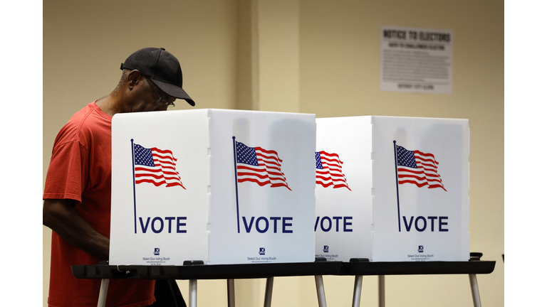 TOPSHOT-US-VOTE-POLITICS-EARLY VOTING