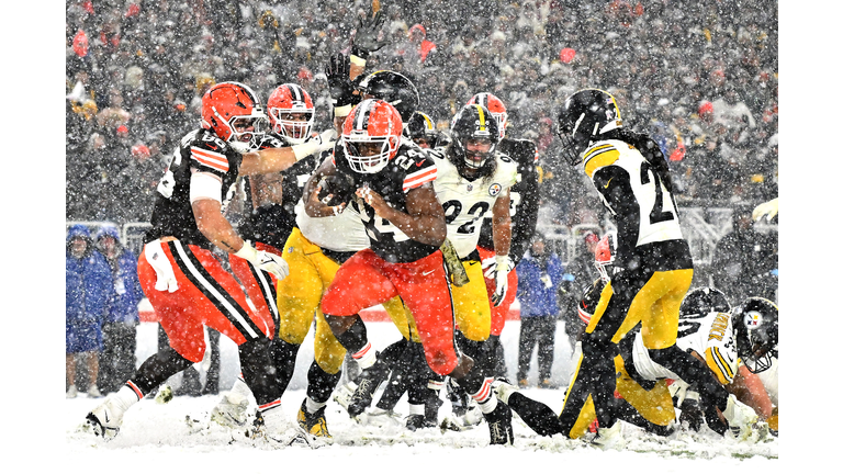 Pittsburgh Steelers v Cleveland Browns