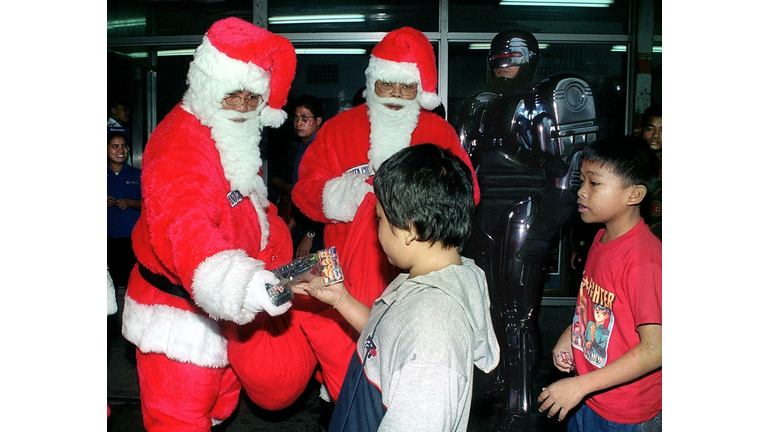 PHILIPPINES-POLICE SANTA CLAUS