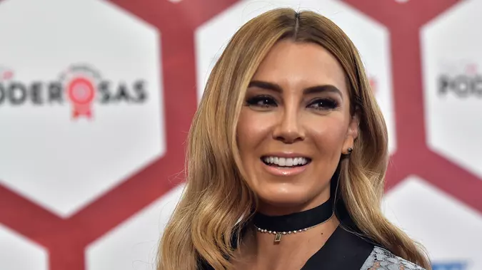 Elizabeth Gutiérrez se besa con Julián Gil 