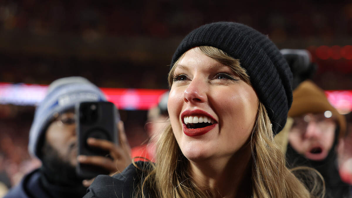 Taylor Swift Hits The Field To Celebrate Win With Travis Kelce | The ...