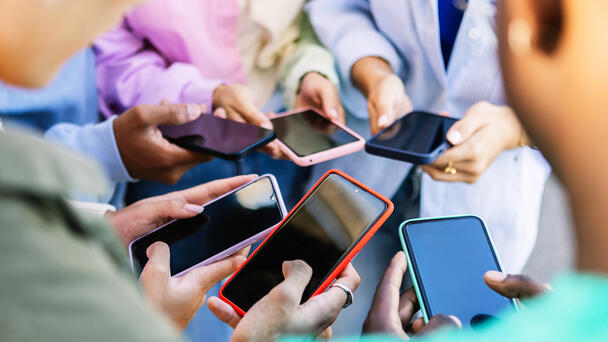 Governor Signs Bill Limiting Minors to One Hour of Social Media per Day 