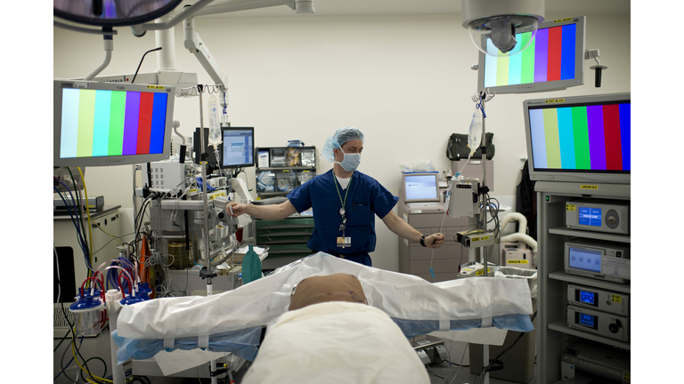 A anesthesiologist prepares a kidney don