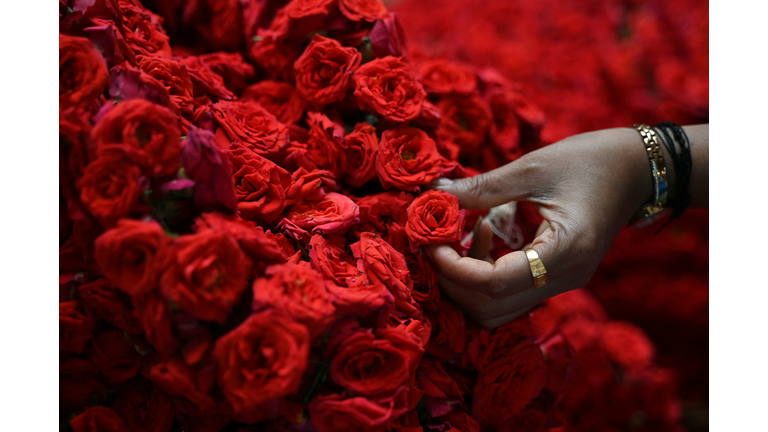 TOPSHOT-INDIA-ECONOMY-VALENTINE'S DAY