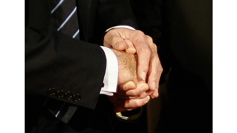 TOPSHOT-BRITAIN-FRANCE-HANDSHAKE