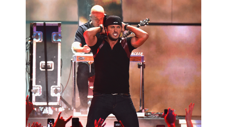 2015 CMT Music Awards - Show