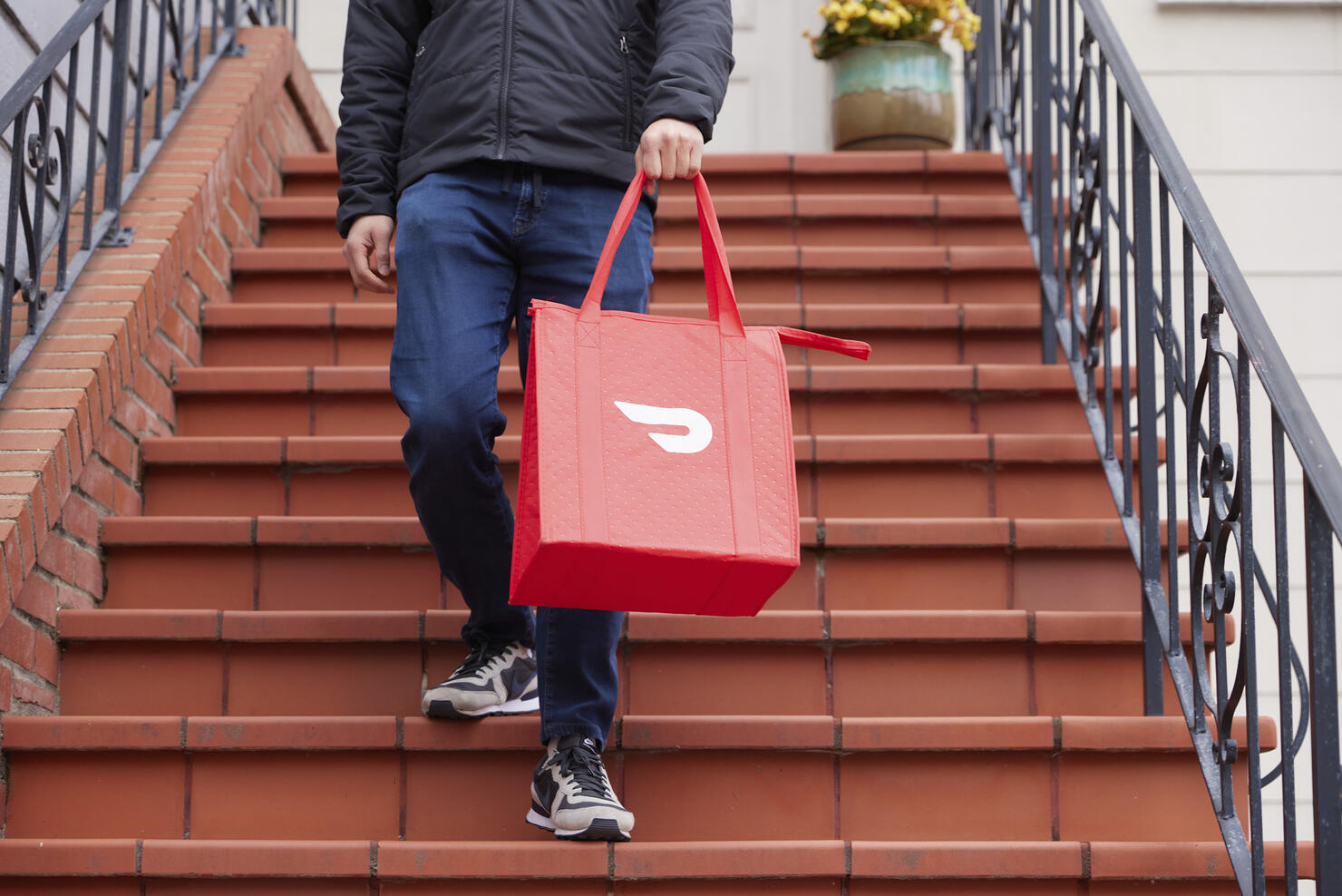 DoorDash Demonstrates Dasher Fulfilling Deliveries