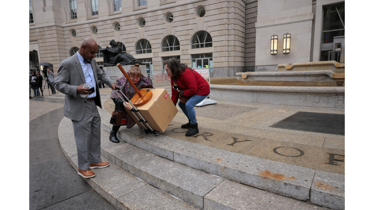 Terminated USAID Employees Collect Personal Items From Offices