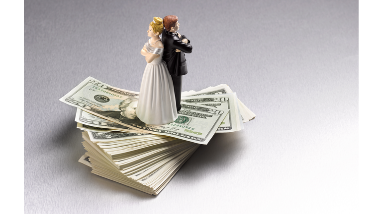 DIVORCED ARGUING COUPLE ON DOLLARS