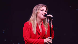 Kelly Clarkson Returns to Talk Show with Kellyoke-Whitney Houston Classic 