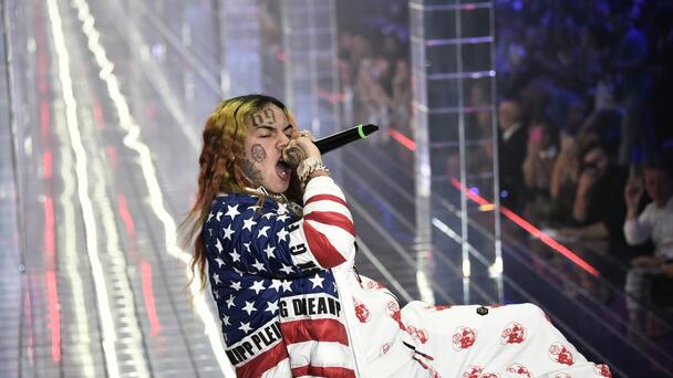 Tekashi 6ix9ine se quita el grillete 