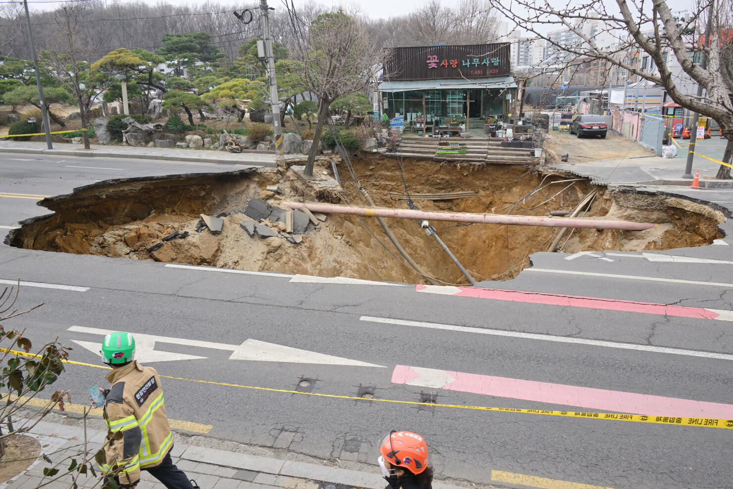 TOPSHOT-SKOREA-ACCIDENT-SINKHOLE