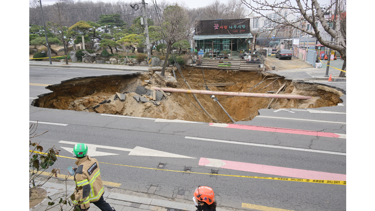 TOPSHOT-SKOREA-ACCIDENT-SINKHOLE