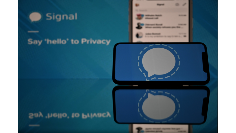 FRANCE-US-INTERNET-WHATSAPP-SIGNAL