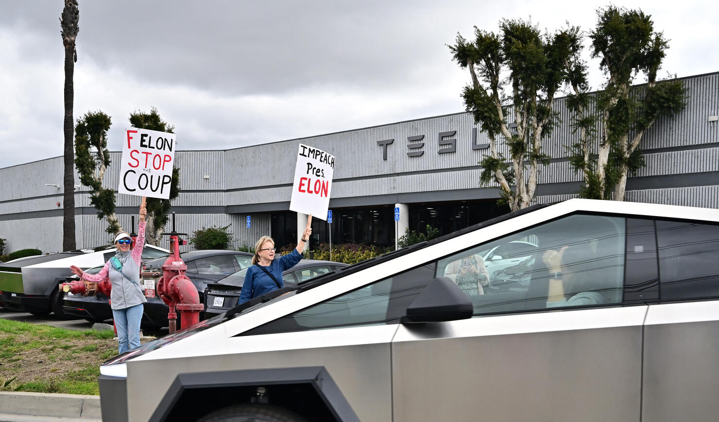 US-ECONOMY-POLITICS-PROTEST-TESLA-DOGE