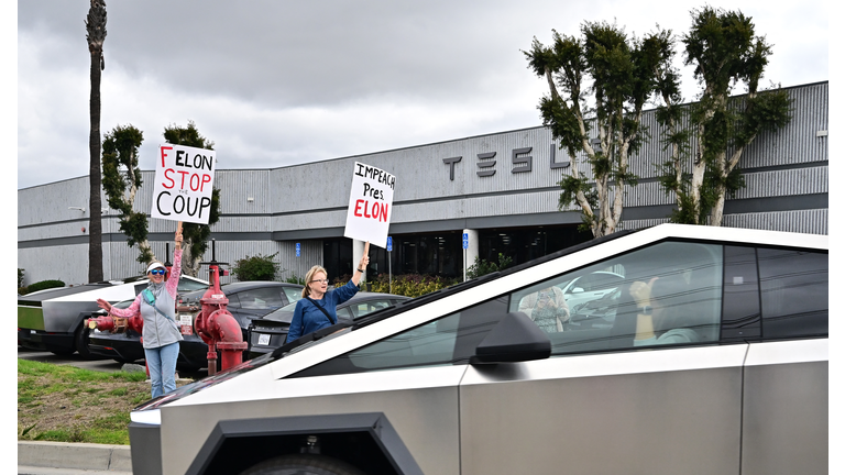 US-ECONOMY-POLITICS-PROTEST-TESLA-DOGE